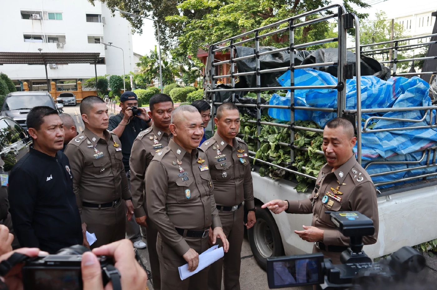 ตร.นครบาล ขยายผลจับยาบิ๊กล็อต ไอซ์ 300 กก. ยาบ้า 2.4 ล้านเม็ด