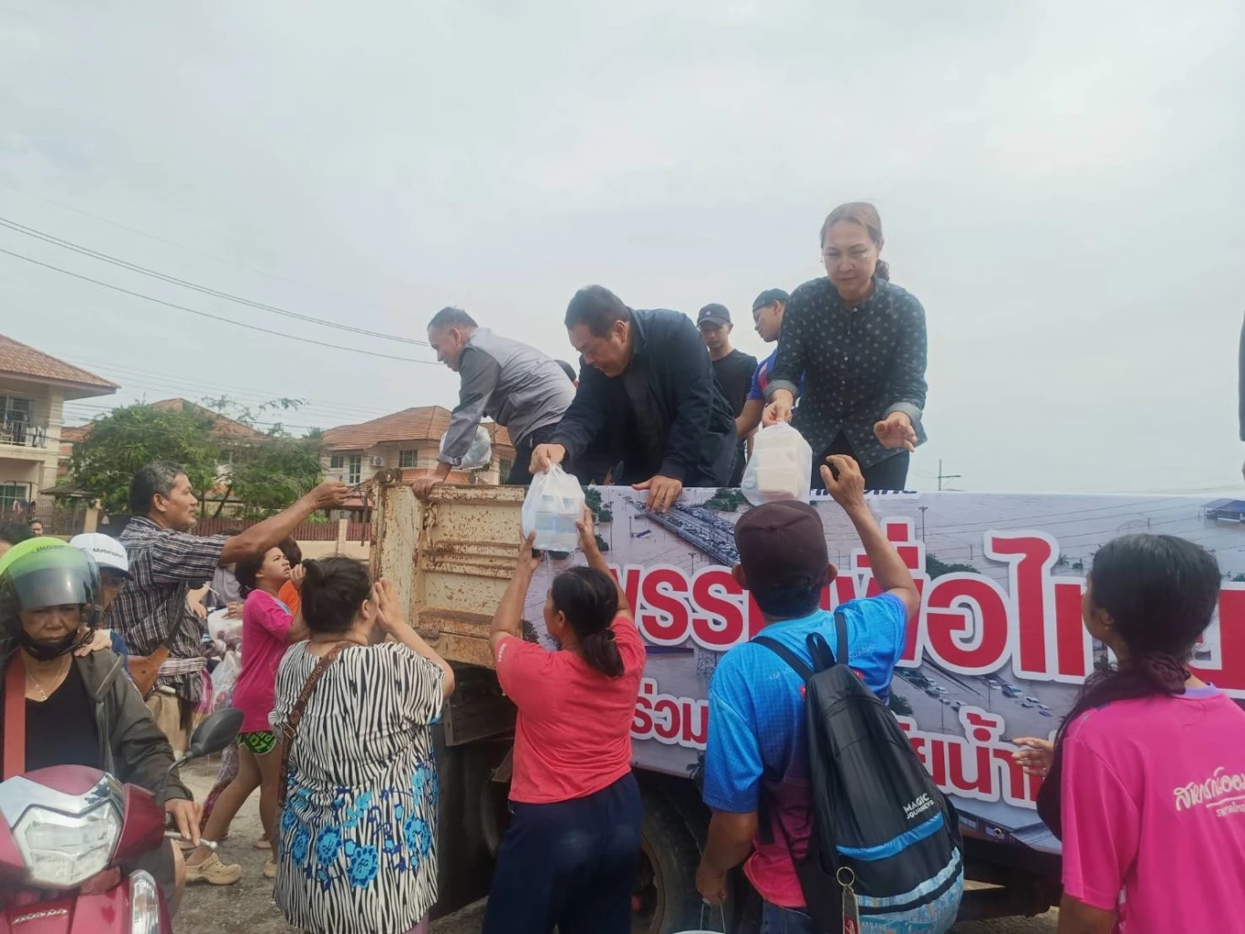 “ทวี” ลุยน้ำท่วมหาดใหญ่ มอบชุดละมาด-อาหาร พร้อมจัดส่งรถฟรี ปชช.