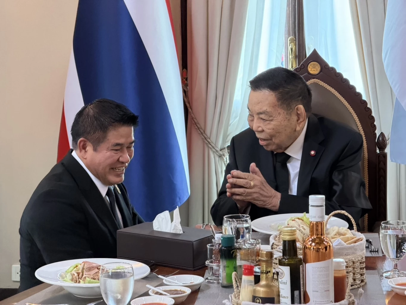 "พ่อนายกฯ" เข้าทำเนียบฯ คาดร่วมทานอาหารกลางวันกับ "ลูกชาย"