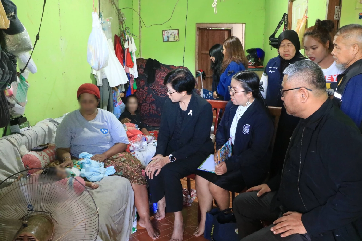 นายอำเภอตะกั่วทุ่ง เยี่ยมบ้าน "สาวพังงาวัย 26 ปี" แก๊งคอลเซ็นเตอร์ ในปอยเปต ทำร้ายเสียชีวิต