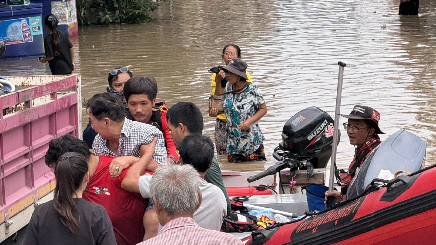 รพ.ป่าโมก เร่งทำพนังป้องมวลน้ำทะลัก เผยอ่วมสุดในรอบ 40 ปี