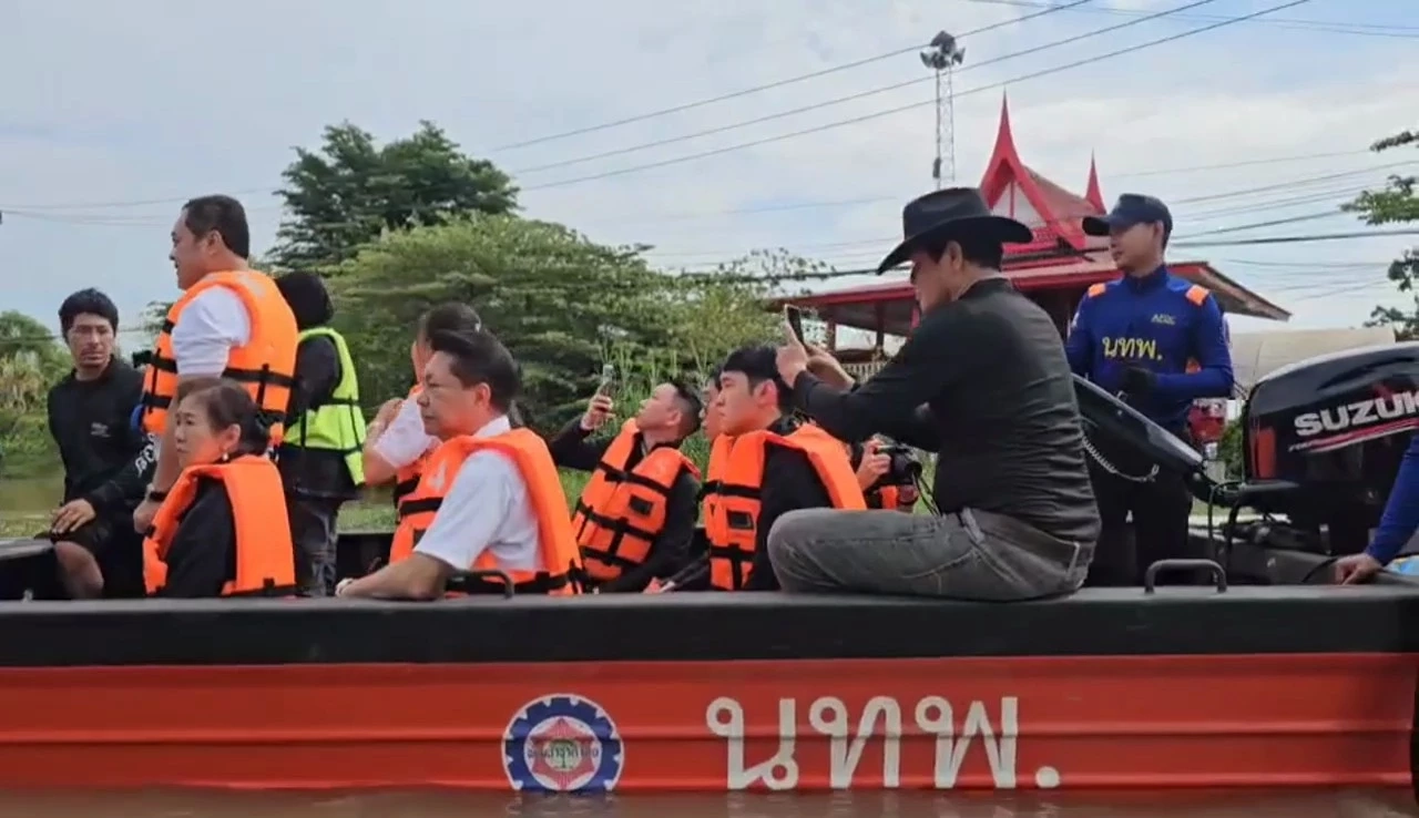 “ทวี” ลงพื้นที่ จ.อ่างทอง ช่วยเหลือผู้ประสบอุทกภัย ห่วงท่วมทุกปี