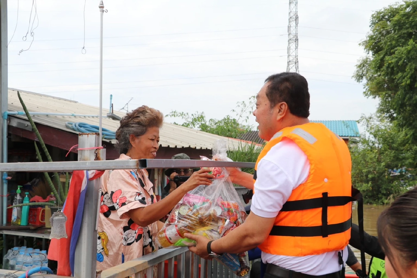 “ทวี” ลงพื้นที่ จ.อ่างทอง ช่วยเหลือผู้ประสบอุทกภัย ห่วงท่วมทุกปี