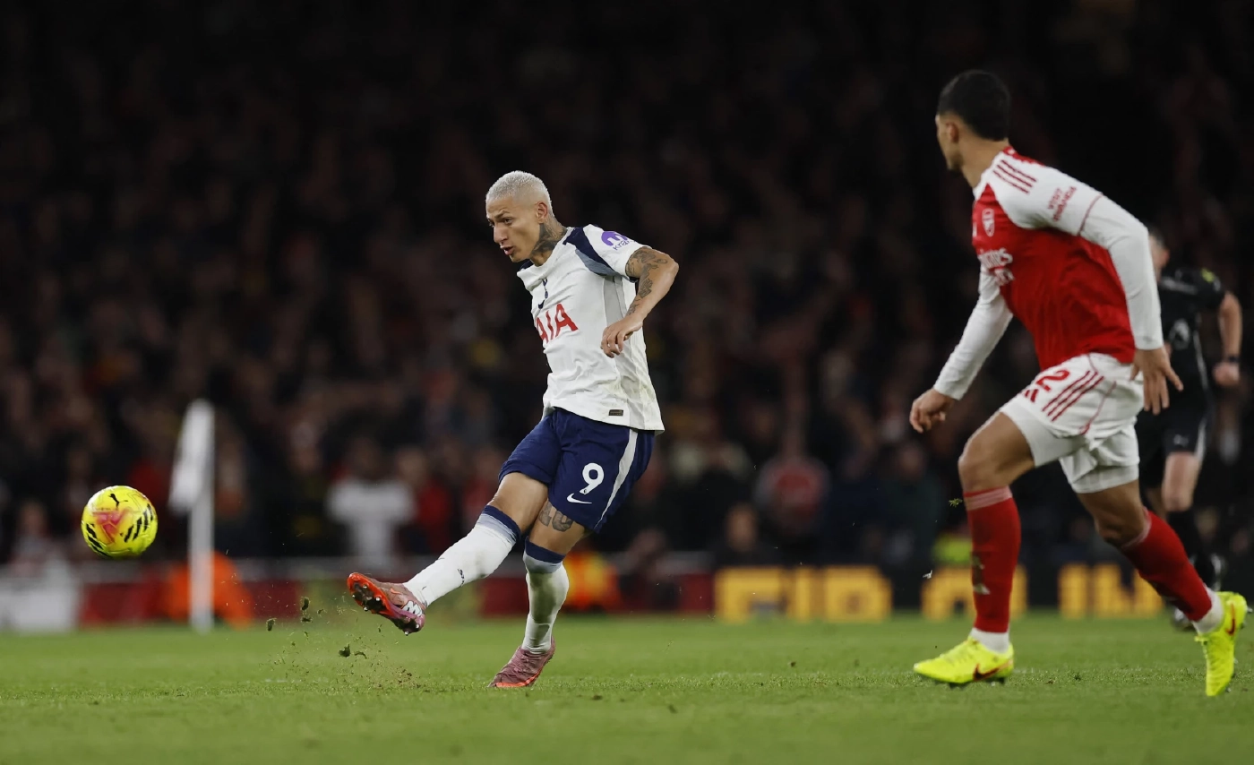 สรุปผล พรีเมียร์ลีก : "เอเซ่" แฮตทริก พา อาร์เซนอล ถล่ม สเปอร์ส ทิ้งห่าง 6 แต้ม