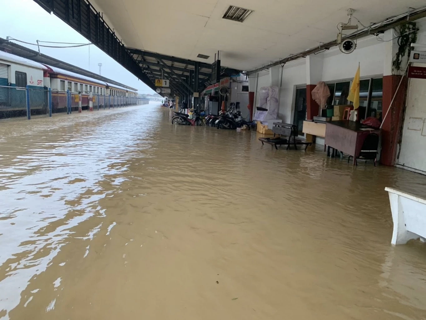 "การรถไฟฯ" ปรับเปลี่ยนสถานีต้นทาง –ปลายทาง  8 ขบวน และงดเดินอีก 22 ขบวน หลังน้ำท่วมทางรถไฟสายใต้