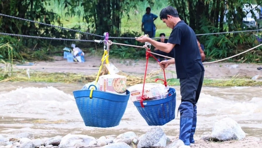 ผู้ว่าฯ รุดแก้ปัญหาสะพานขาด สั่งติดตั้ง "สะพานแบรี่" ชั่วคราว