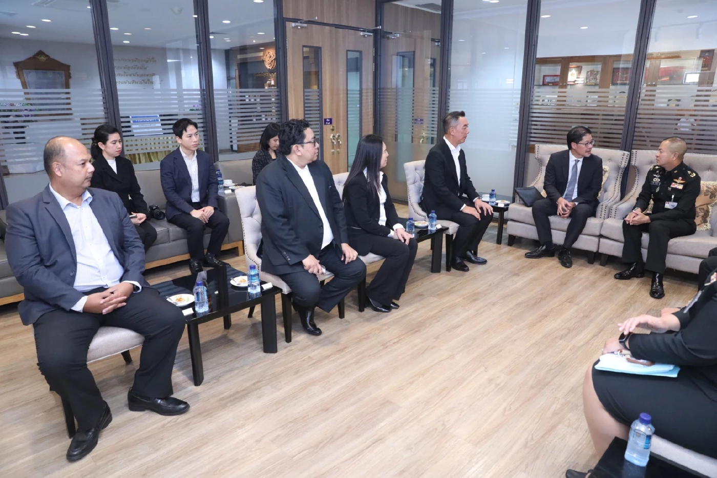 "ไทยคม" มอบคอมพิวเตอร์ 10 เครื่อง สนับสนุนภารกิจกองบัญชาการกองทัพไทย