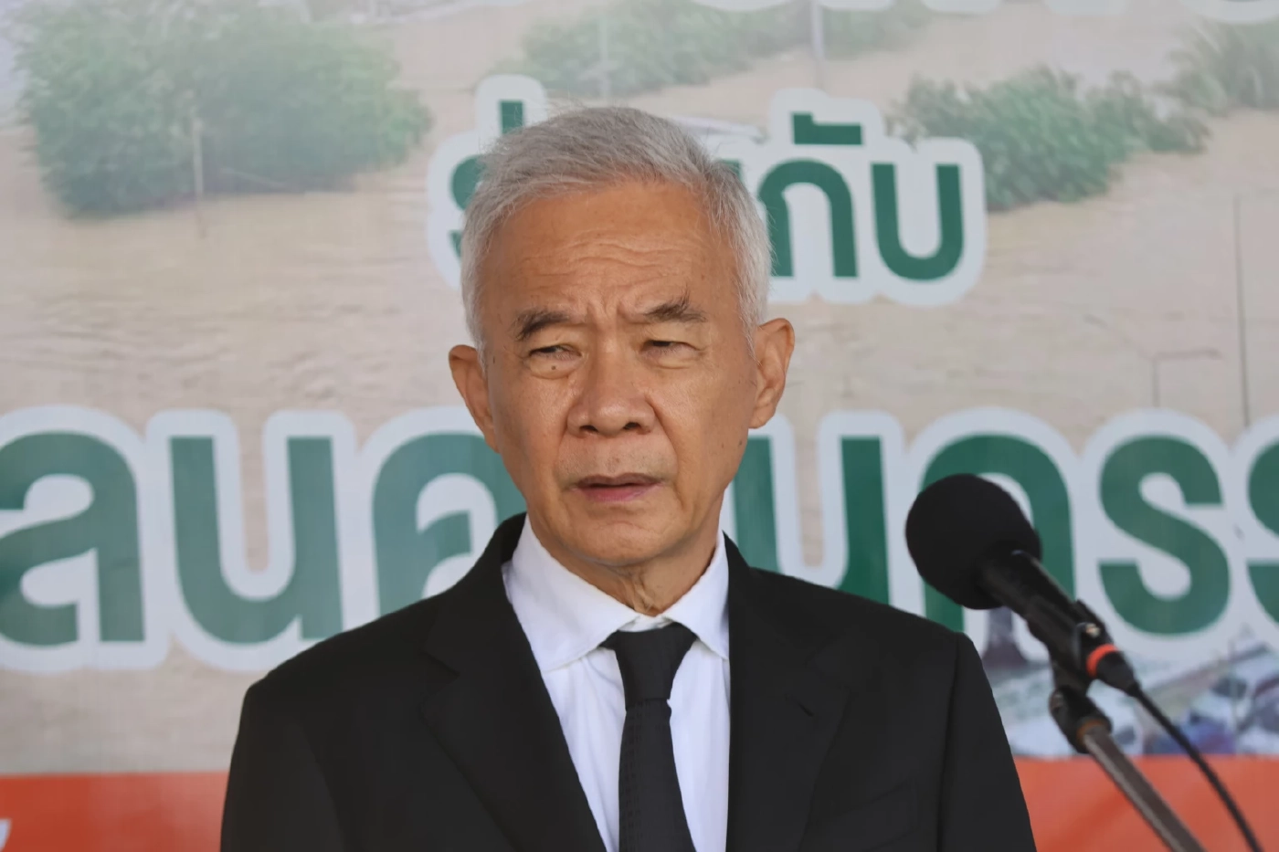 นายสุวัจน์ ลิปตพัลลภ อดีตรองนายกรัฐมนตรี เ