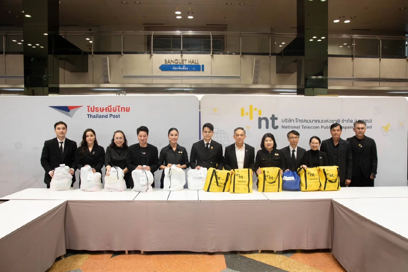 “ดีอี“ ระดมช่วยน้ำท่วมใต้ ส่งถุงยังชีพ–เสริมสัญญาณสื่อสาร