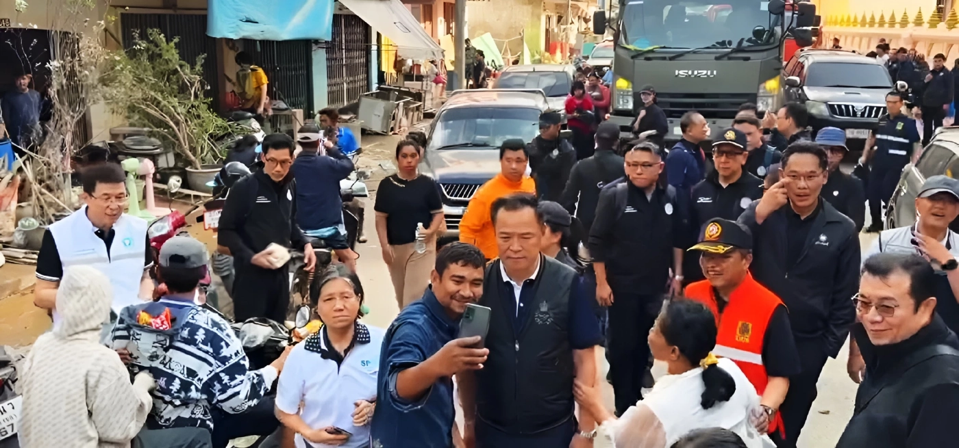 เปิดคลิป! "นายกฯ" ลงหาดใหญ่ แจกถุงยังชีพ ย้ำ ปชช.อย่าลืมลงทะเบียนรับเงินเยียวยา 9,000 บาท