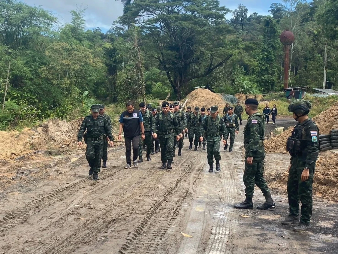 แม่ทัพ 2 เร่งสร้างหลุมหลบภัย-บังเกอร์ ปกป้องทหาร-ชาวบ้าน