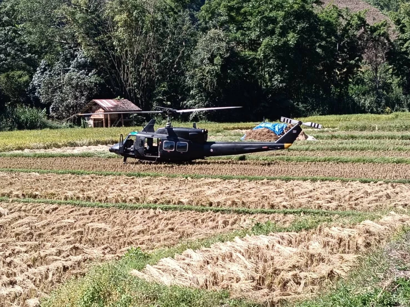 เปิดคลิป! ฮ.ลงจอดฉุกเฉิน หลังบินไปส่งสัมภาระทางทหารให้หน่วยปฏิบัติตามแนวชายแดน "ขุนยวม-แม่สะเรียง "