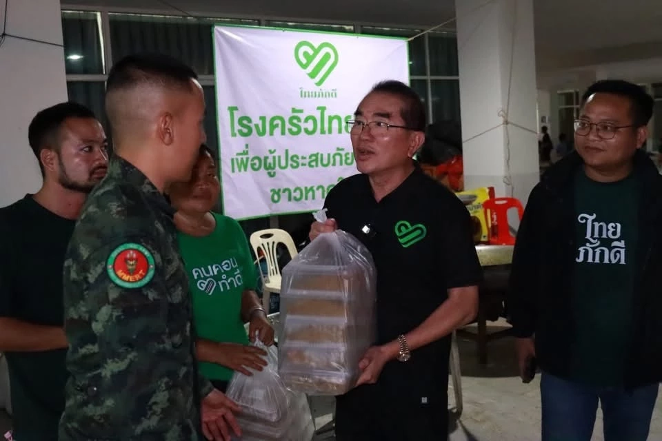 หมอวรงค์  เดชกิจวิกรม  หัวหน้าพรรคไทยภักดั เปิดโรงครัวไทยภักดี จัดทำข้าวกล่อง ช่วยผู้ประสบอุทกภัย หาดใหญ่ 