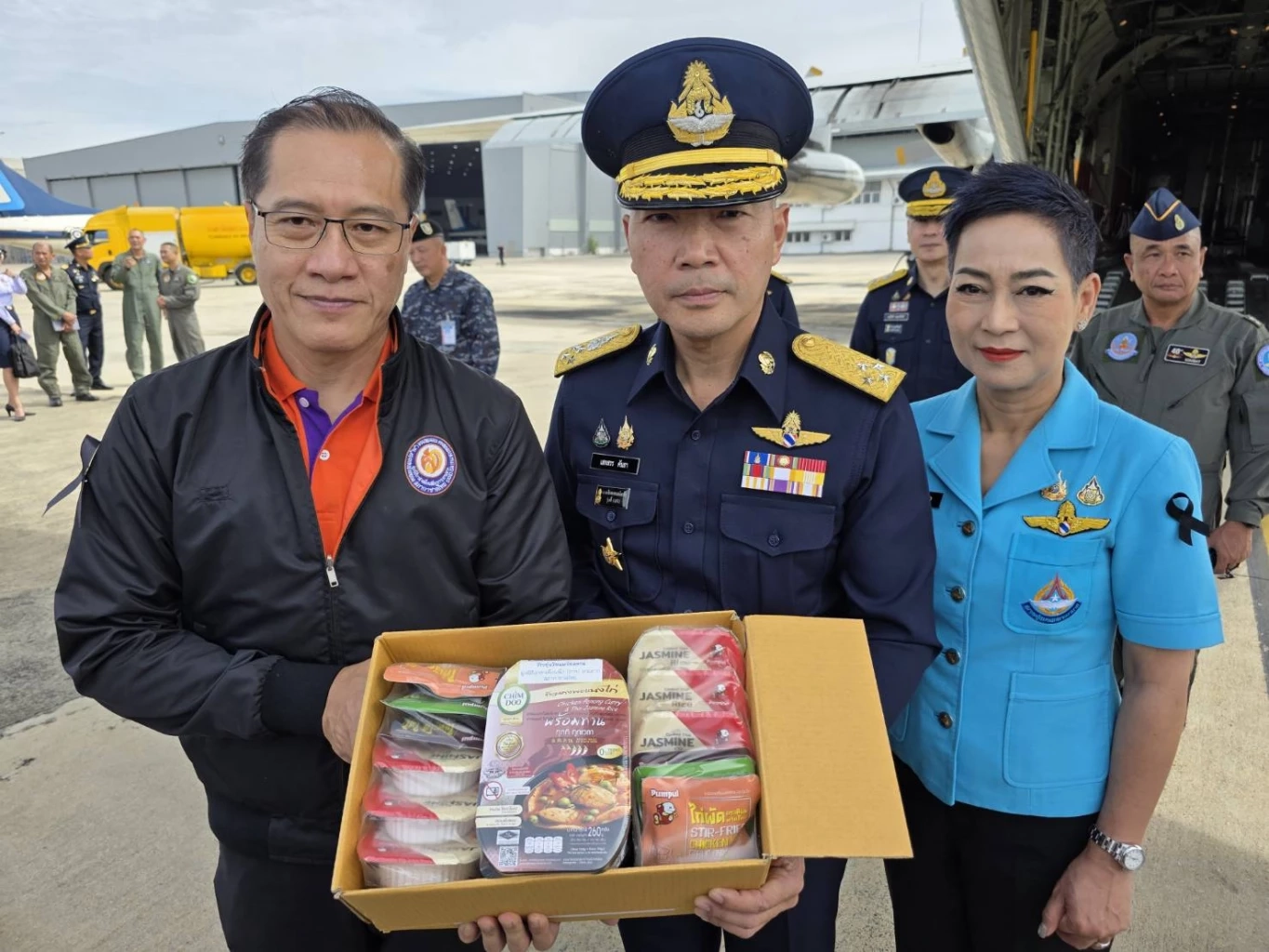 ผบ.ทอ. รับมอบ "อาหาร-สิ่งของอุปโภคบริโภค" จาก "มูลนิธิอาสาเพื่อนพึ่ง (ภาฯ) ยามยาก"