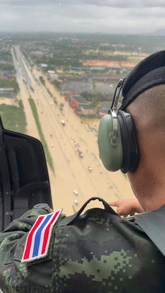 คลิปมุมสูง มทบ.42 บินสำรวจน้ำท่วมหาดใหญ่ หาจุดลงของบรรเทาทุกข์