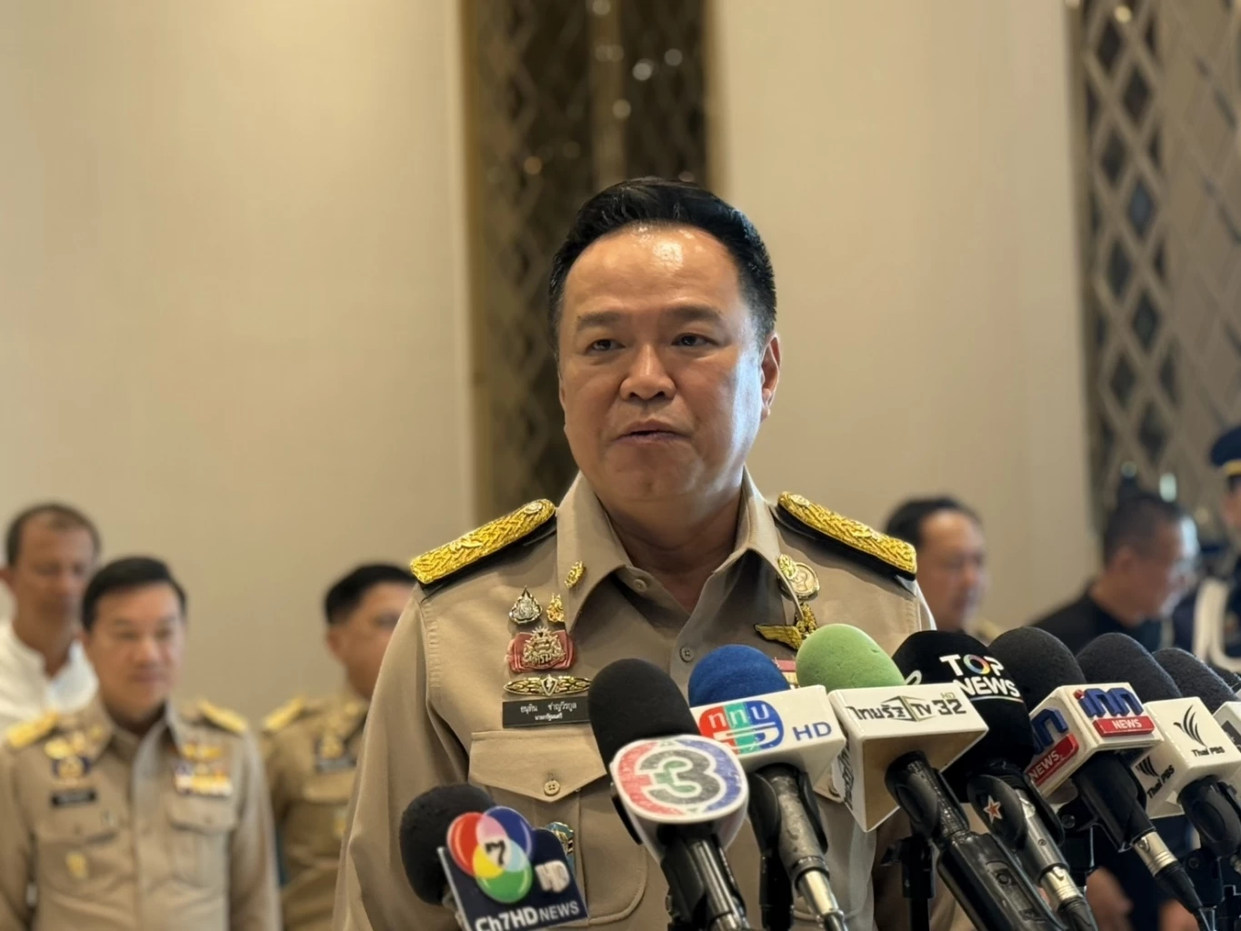 นายอนุทิน ชาญวีรกูล นายกรัฐมนตรี 