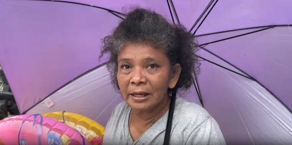 นาทีกู้ภัยช่วย 4 ชีวิตติดบ้านน้ำท่วม "ย่านตาขาว" หญิงใจเด็ดไม่ยอมอพยพ ขออยู่ดูแลสุนัข 36 ตัว