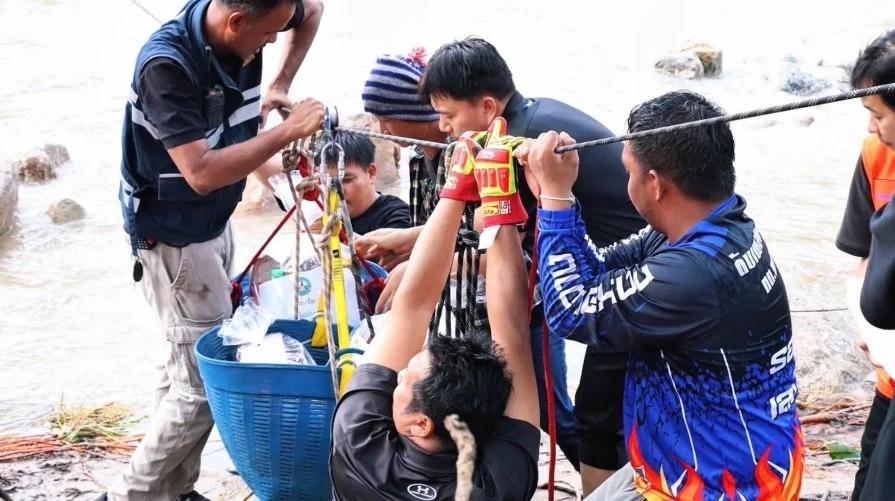 ผู้ว่าฯ รุดแก้ปัญหาสะพานขาด สั่งติดตั้ง "สะพานแบรี่" ชั่วคราว