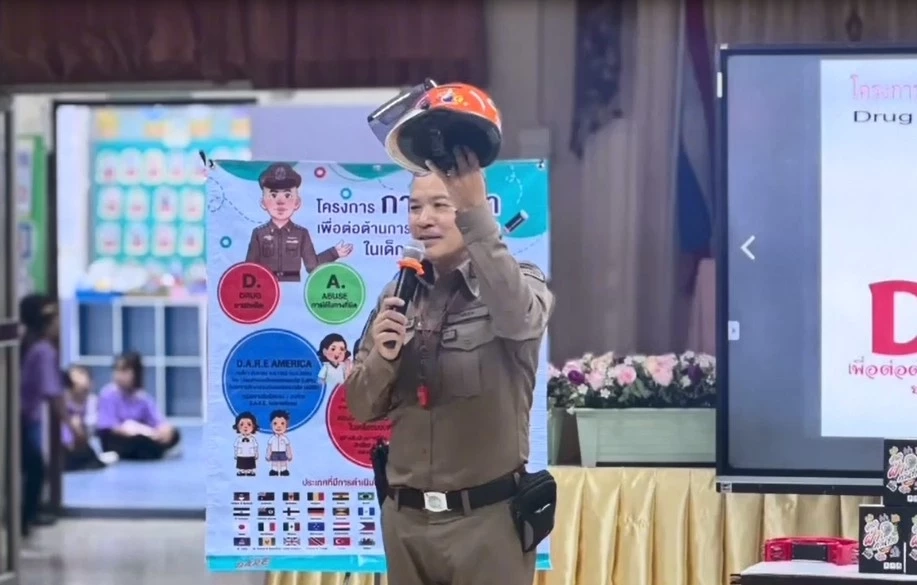 "รองจ๋อ" คัดเลือกโรงเรียนดีเด่น  "บุหรี่ไฟฟ้าคือภัย สวมหมวกนิรภัยคือทางรอด"