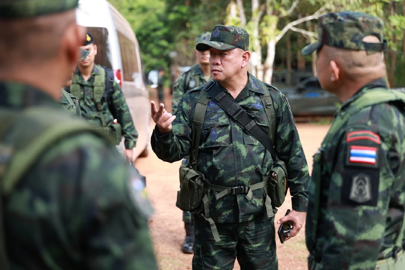 "แม่ทัพภาค 2" ลงพื้นที่ "ช่องเหว" ติดตามการเก็บกู้ทุ่นระเบิด สร้างพื้นที่ปลอดภัย