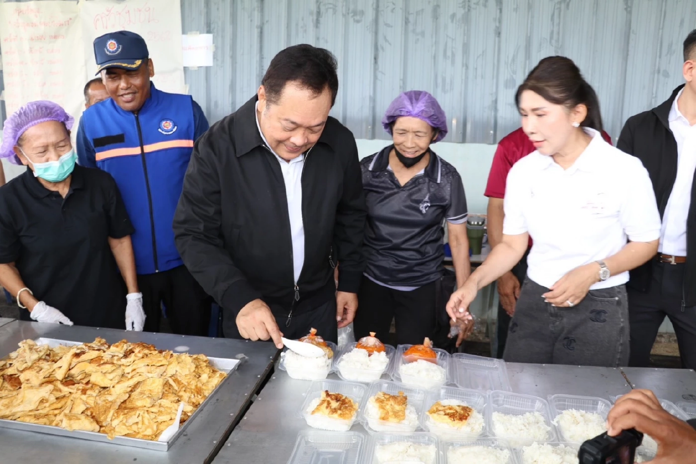 “ทวี” ลงพื้นที่ จ.อ่างทอง ช่วยเหลือผู้ประสบอุทกภัย ห่วงท่วมทุกปี