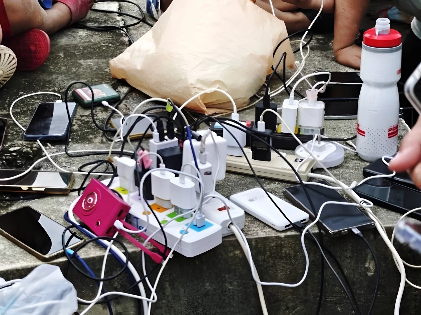 แห่ชื่นชม! หนุ่มหาดใหญ่ จอดรถ EV ต่อไฟให้ชาวบ้าน ชาร์จมือถือฟรี หลังน้ำลด