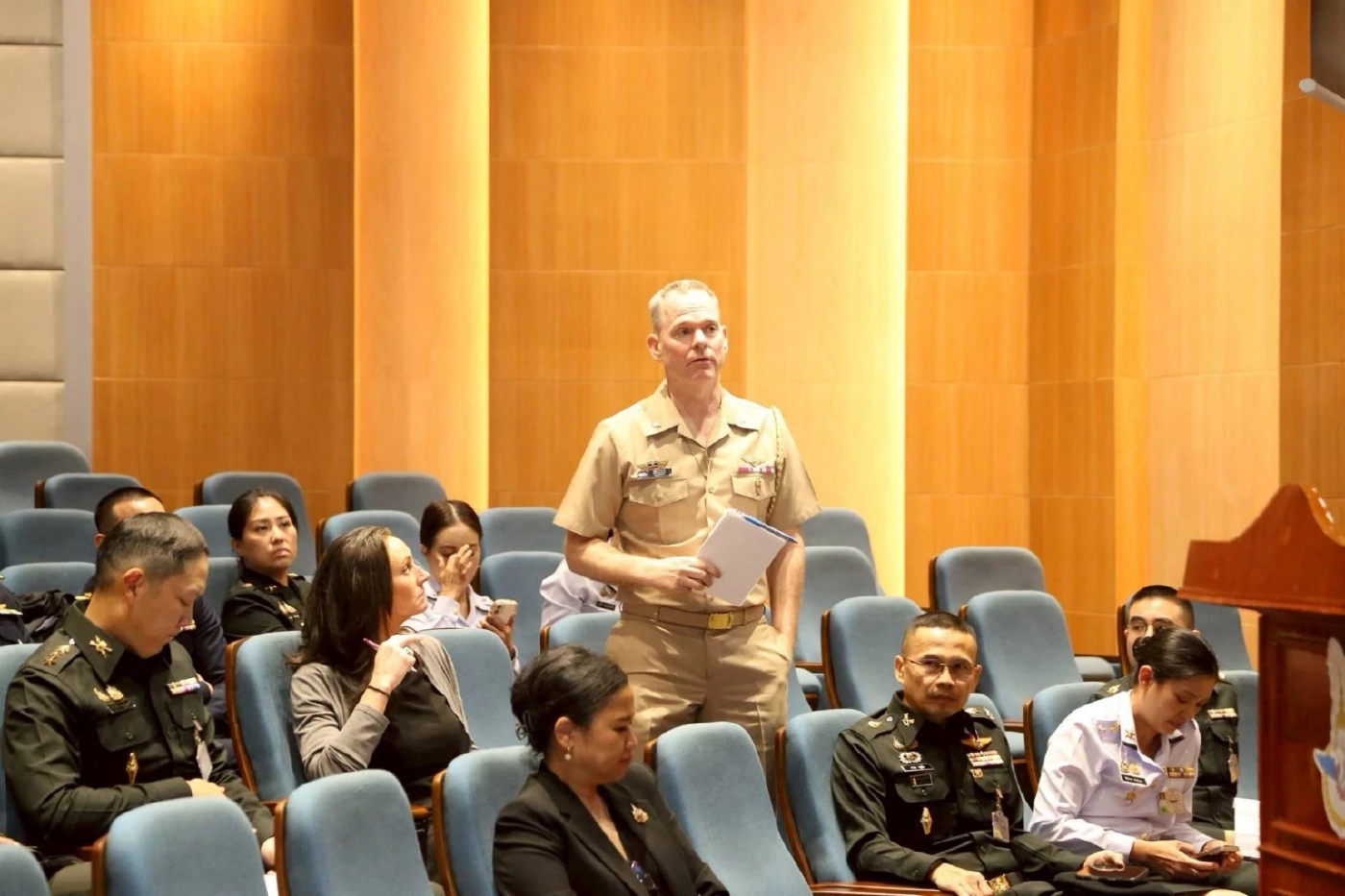 "กองทัพไทย" นำโทรศัพท์มือถือ "ทหารกัมพูชา" ที่ตรวจยึดไว้ มาแสดงให้ "คณะผู้ช่วยทูตทหารต่างประเทศดู"
