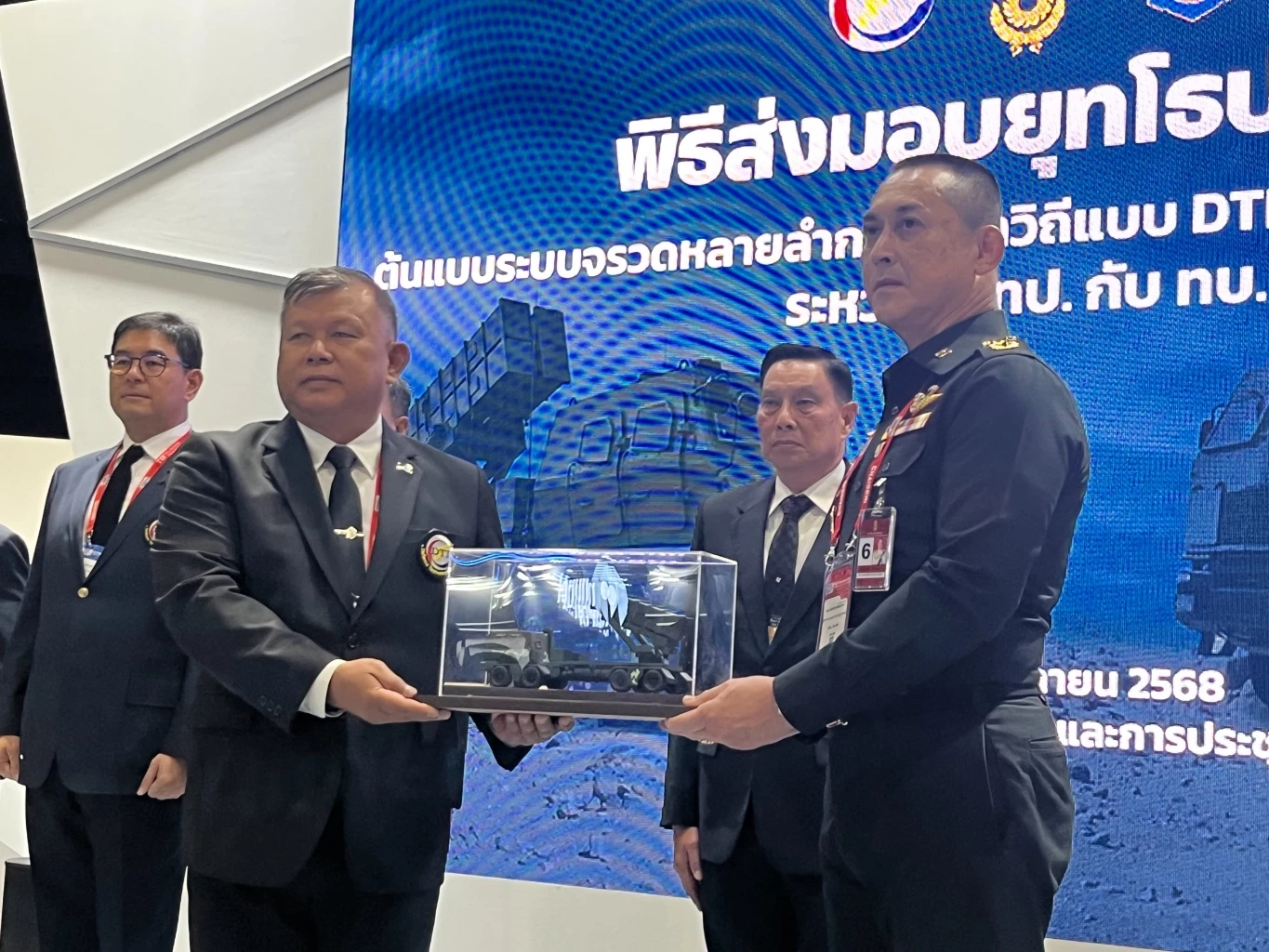 "กองทัพบก" รับมอบอาวุธ “DTI-1G จรวดหลายลำกล้องนำวิถี-รถยิงจรวด"