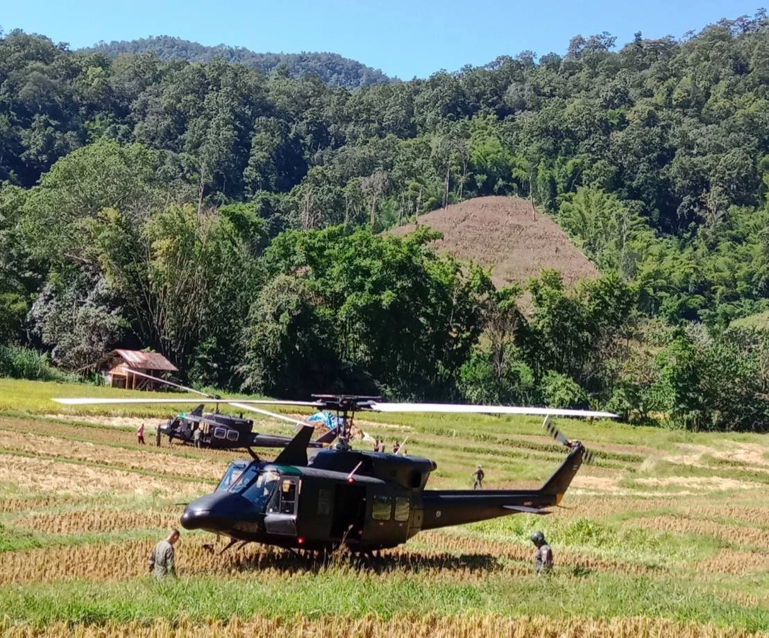 เปิดคลิป! ฮ.ลงจอดฉุกเฉิน หลังบินไปส่งสัมภาระทางทหารให้หน่วยปฏิบัติตามแนวชายแดน "ขุนยวม-แม่สะเรียง "