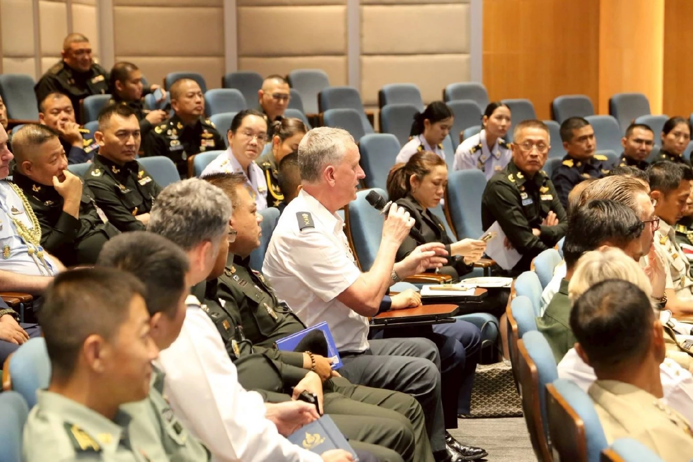 "กองทัพไทย" นำโทรศัพท์มือถือ "ทหารกัมพูชา" ที่ตรวจยึดไว้ มาแสดงให้ "คณะผู้ช่วยทูตทหารต่างประเทศดู"