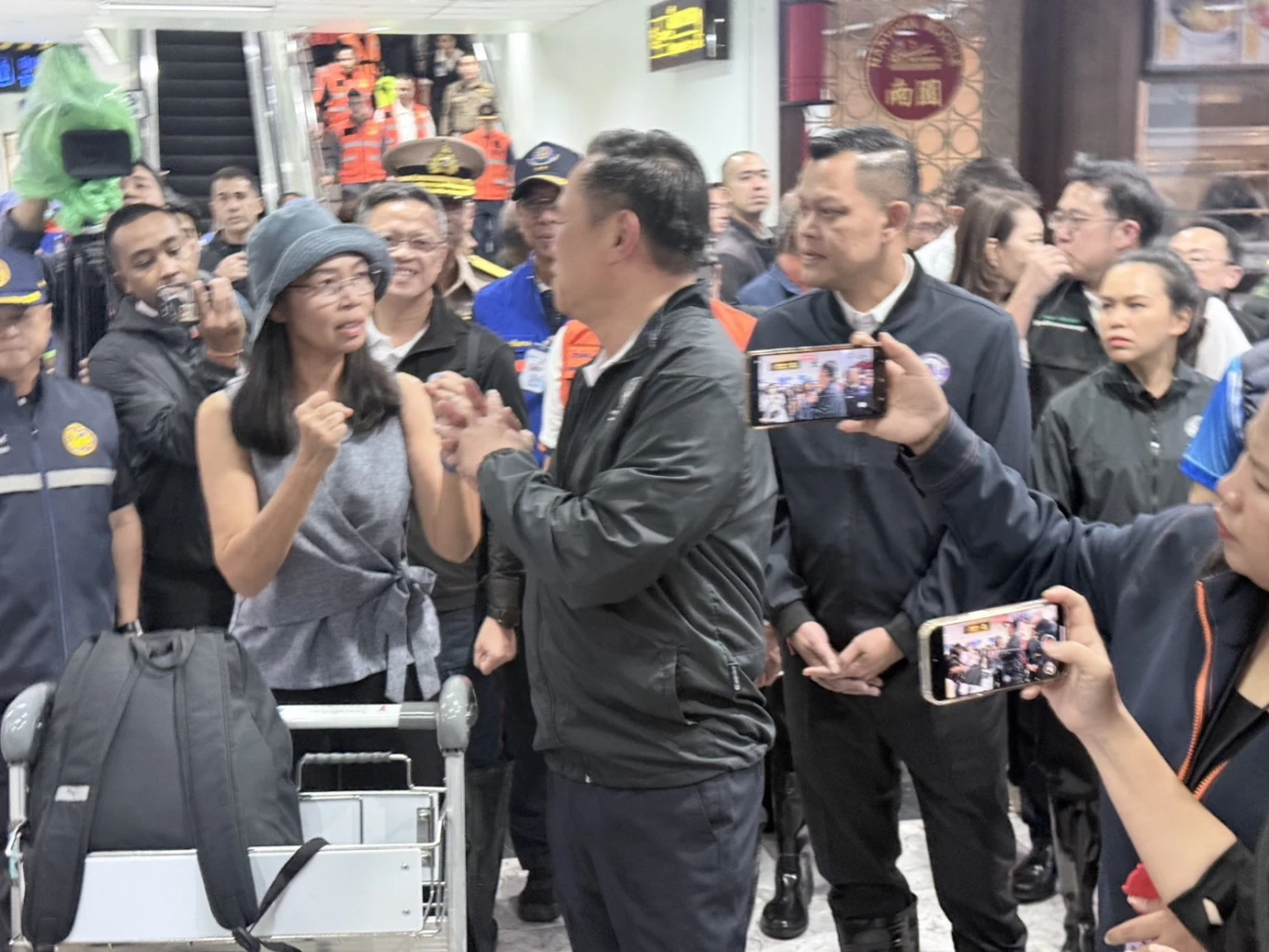 “อนุทิน” ลงพื้นที่ช่วยเหลือผู้ประสบภัยน้ำท่วมหาดใหญ่ วันที่ 2