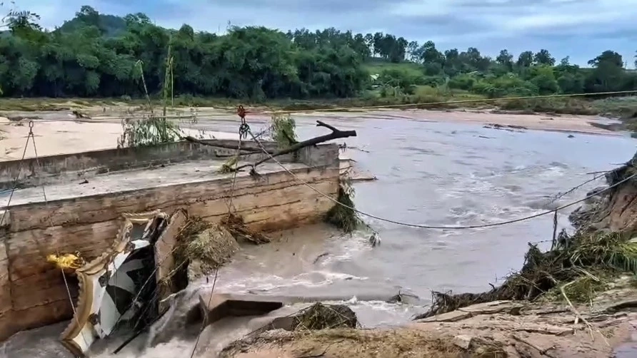 ผู้ว่าฯ รุดแก้ปัญหาสะพานขาด สั่งติดตั้ง "สะพานแบรี่" ชั่วคราว