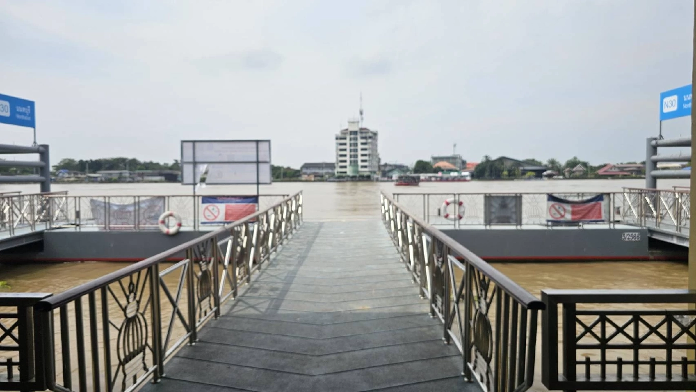 นนท์ฯ ก่อกระสอบทรายป้องน้ำท่วม ขณะที่เกาะเกร็ดอ่วมหนัก!