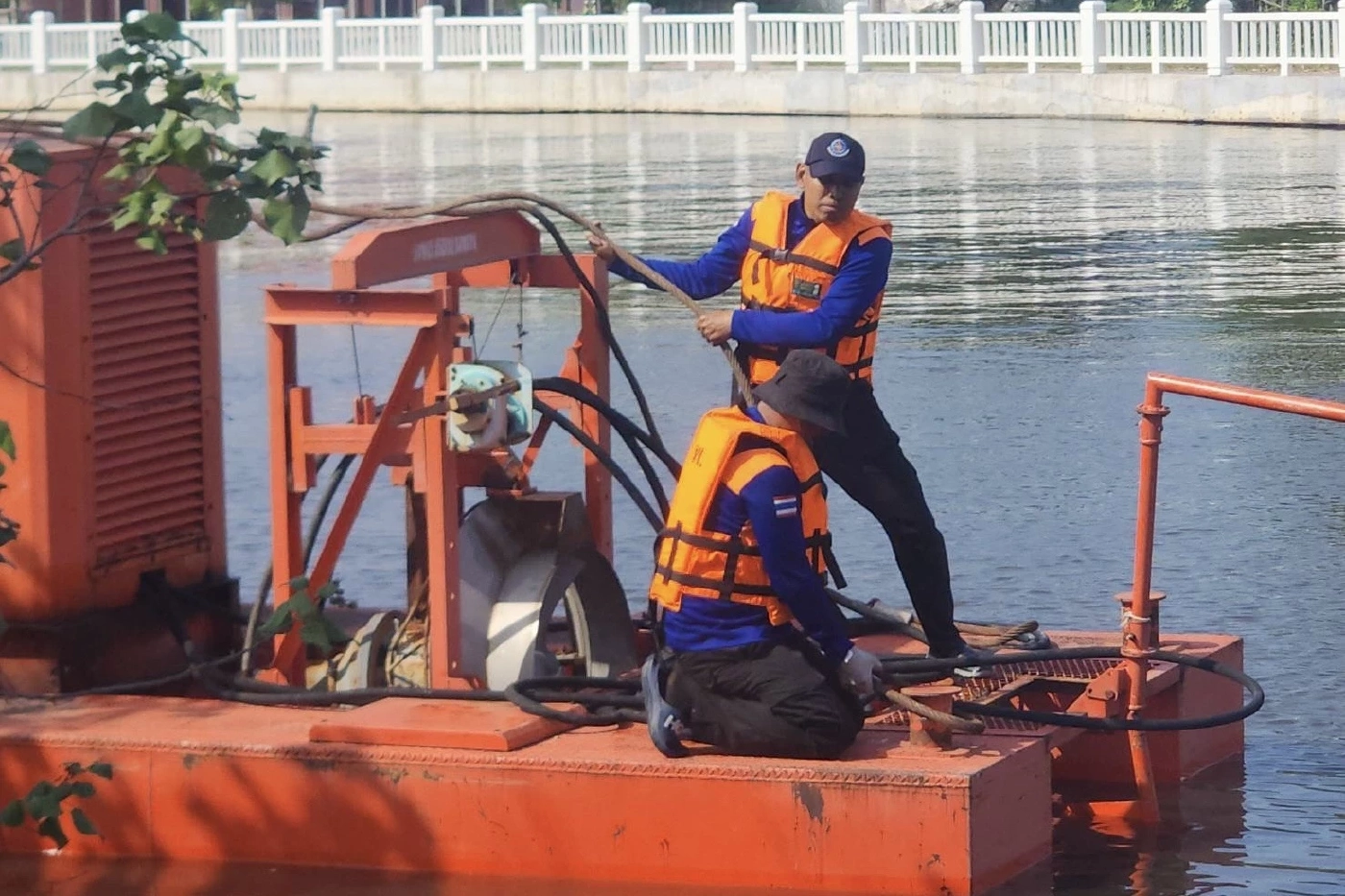 เร่งติดตั้งเรือผลักดันน้ำที่คลองปากแตระ อ.ระโนด ดันมวลน้ำออกสู่อ่าวไทย