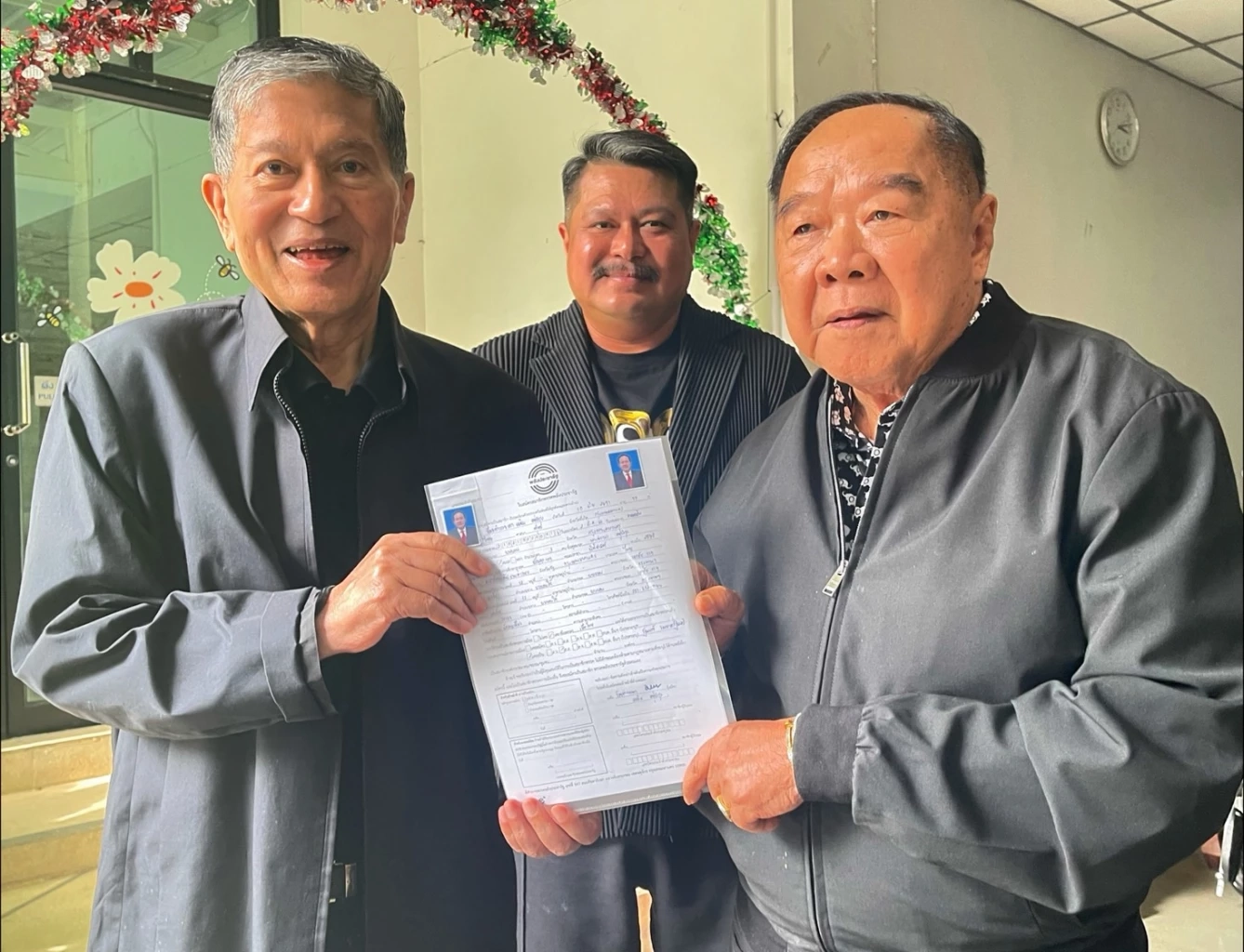 ชื่นมื่น! "เฉลิม" พบ "บิ๊กป้อม" พร้อมสมัครเป็นสมาชิก "พลังประชารัฐ"