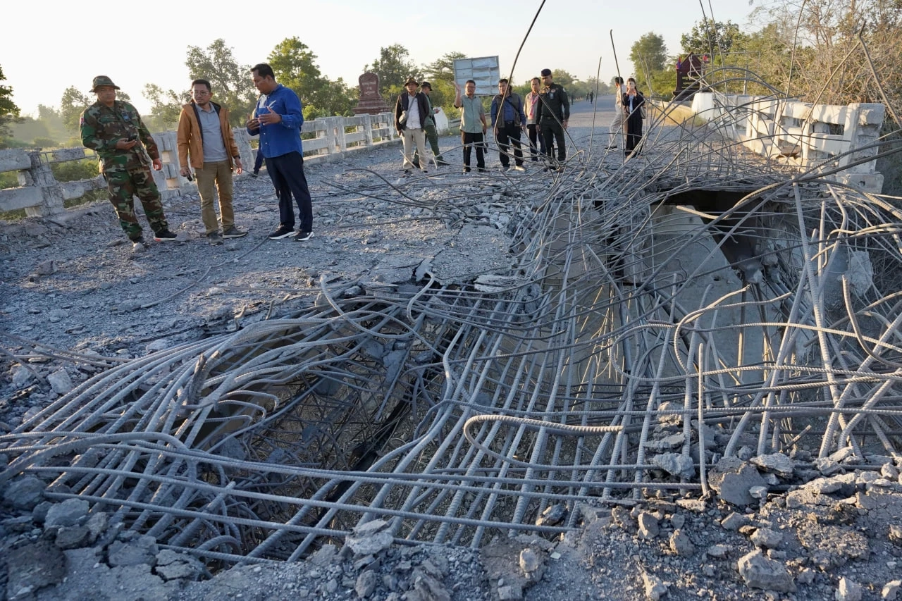 เปิดภาพ! F-16 ทิ้งไข่ "สะพานโอรุจิก" เชื่อมต่อ "เสียมราฐ-อุดรมีชัย"
