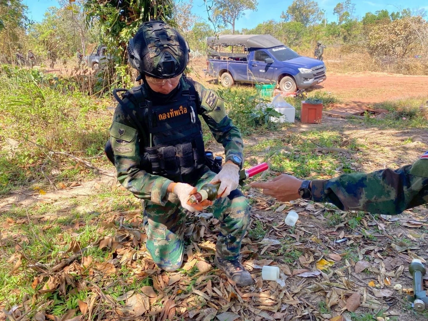 เปิดคลิป! เร่งเก็บกู้ หัวกระสุนปืนใหญ่ดัดแปลงเป็น "ทุ่นระเบิด"