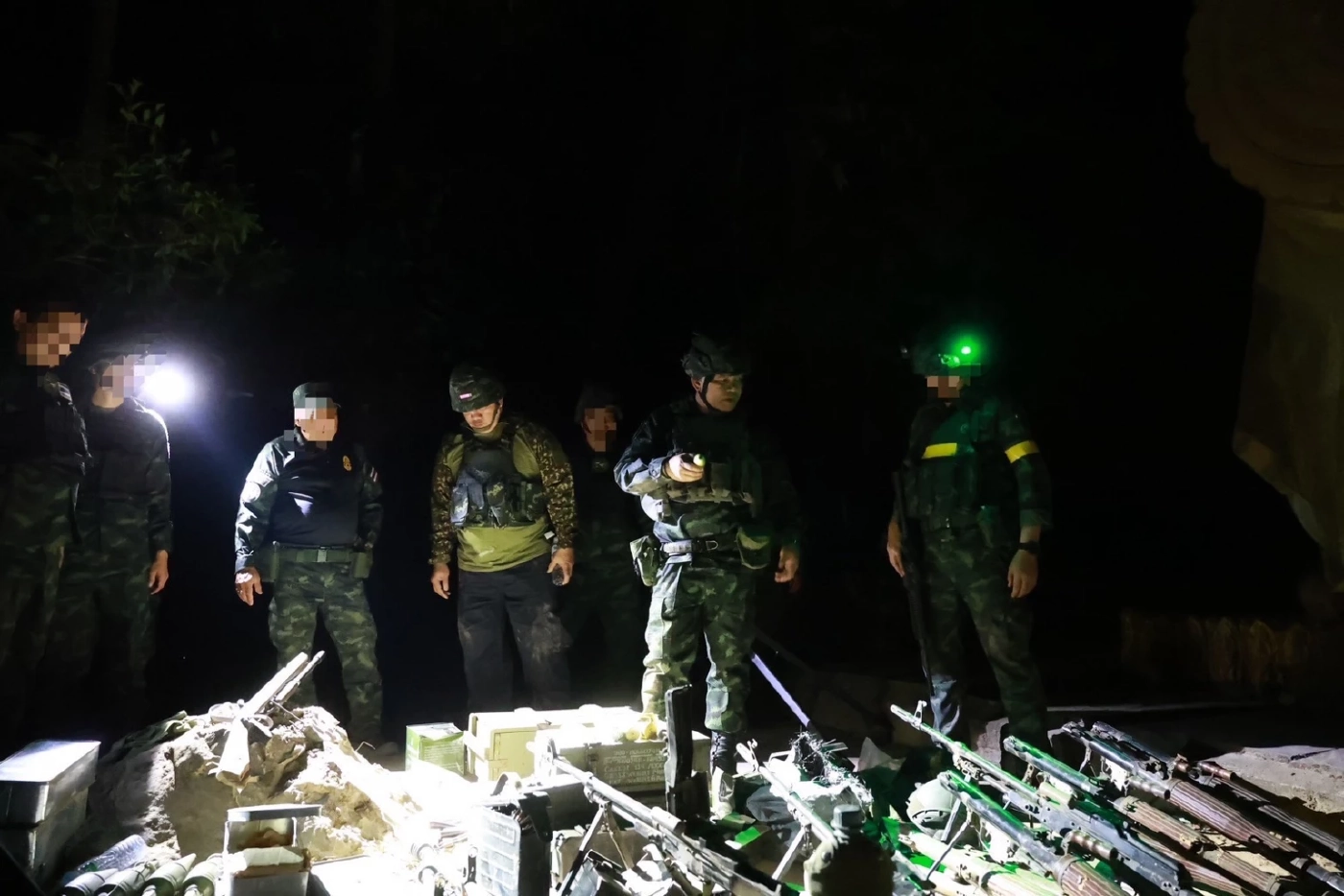 "แม่ทัพภาค 2" ขึ้น "เนิน 350-ปราสาทตาควาย" กลางดึก ดูอาวุธ "กัมพูชา" ที่ตรวจยึดได้