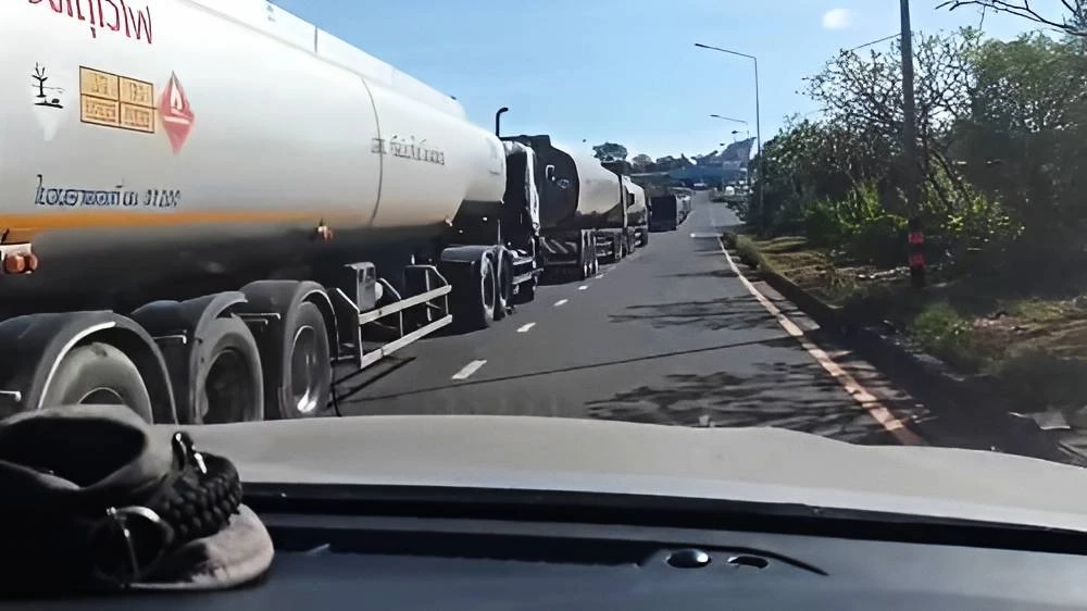 มีพิรุธ! รถน้ำมัน 80 คัน กว่า 4 ล้านลิตร จ่อข้ามด่านชายแดน "ช่องเม็กเข้าลาว" หวั่นถึง "กัมพูชา" จี้ตรวจสอบ (มีคลิป)