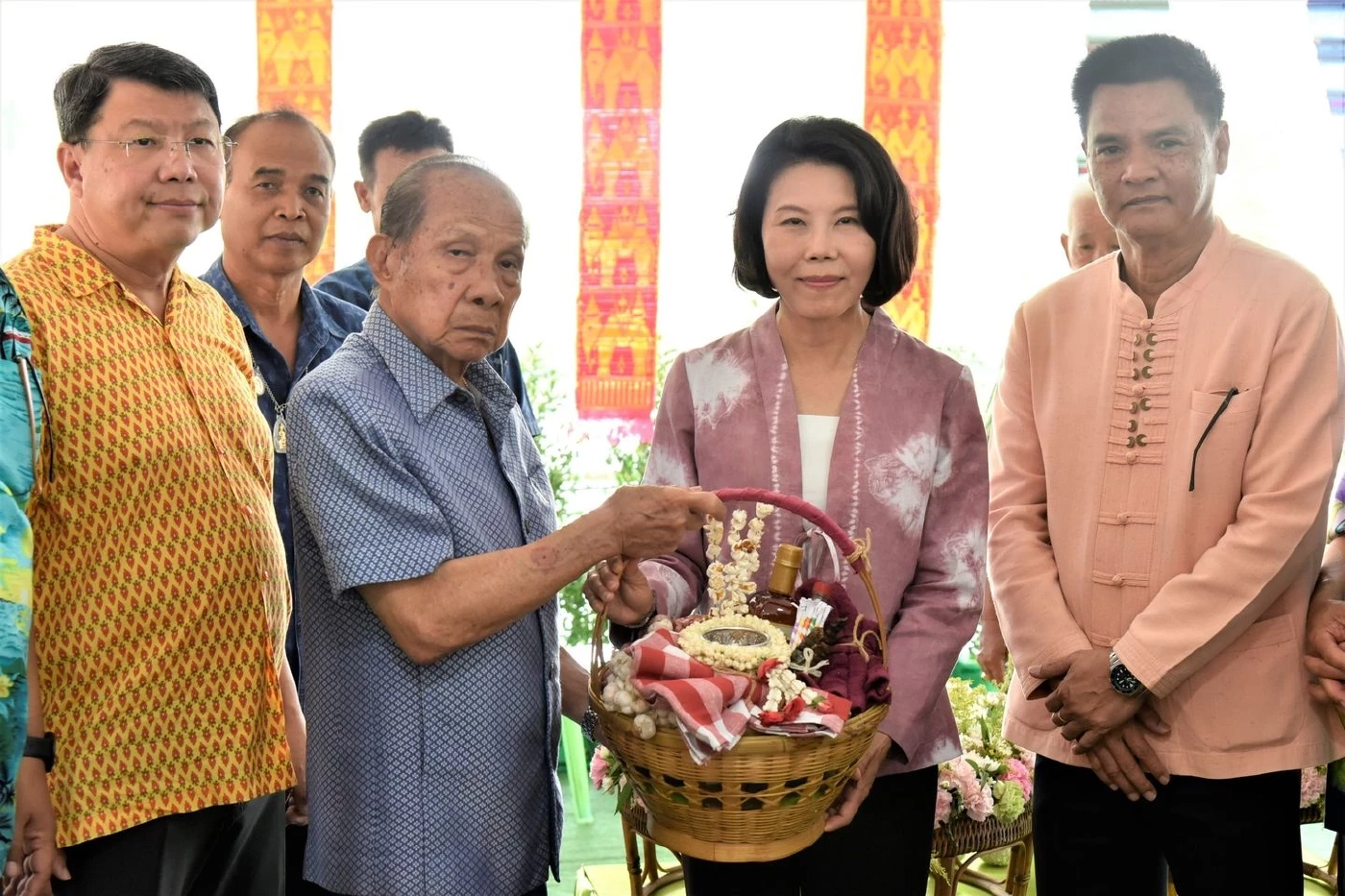 ไพโรจน์ โล่ห์สุนทร (ลำดับที่ 2 จากซ้าย)