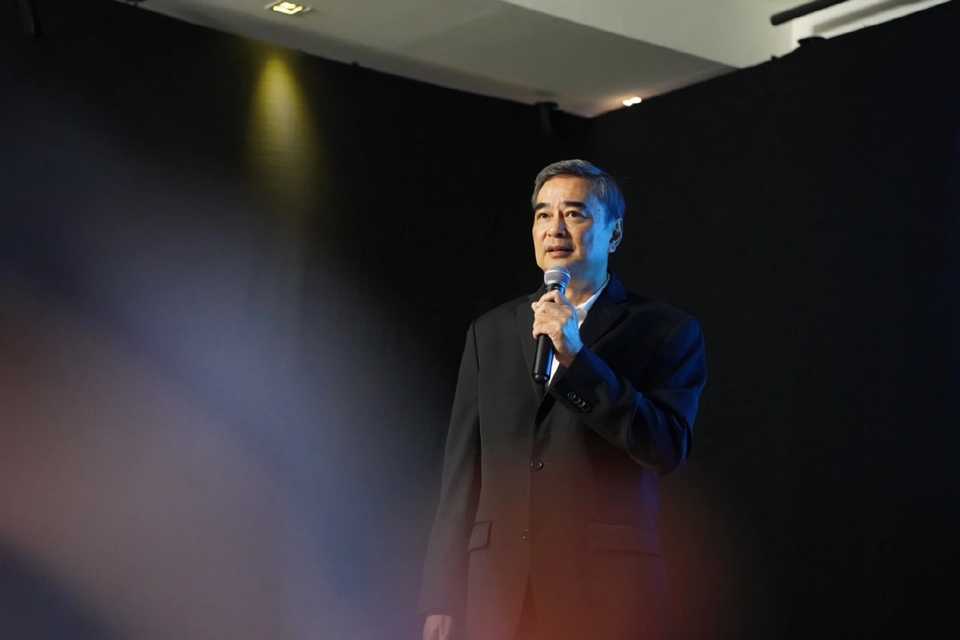 "อภิสิทธิ์" ชี้วิธีปราบ 'ทุนเทา' สั้น ๆ "อย่าเลือก! พรรคเทา"