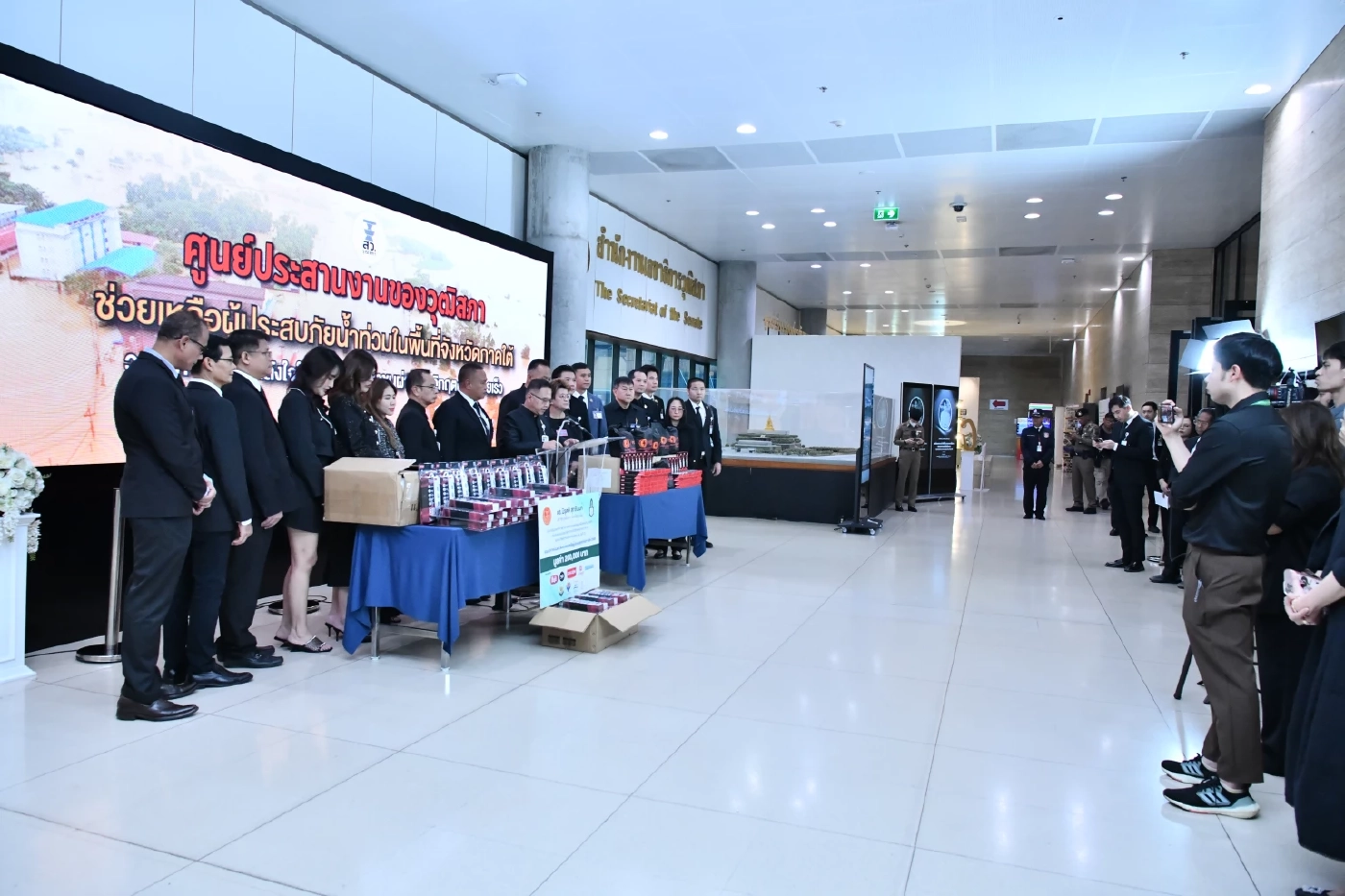 "บิ๊กเกรียง" รับมอบของบริจาคช่วยน้ำท่วมภาคใต้ พร้อมให้กำลังใจ "นายกฯ-รัฐบาล"