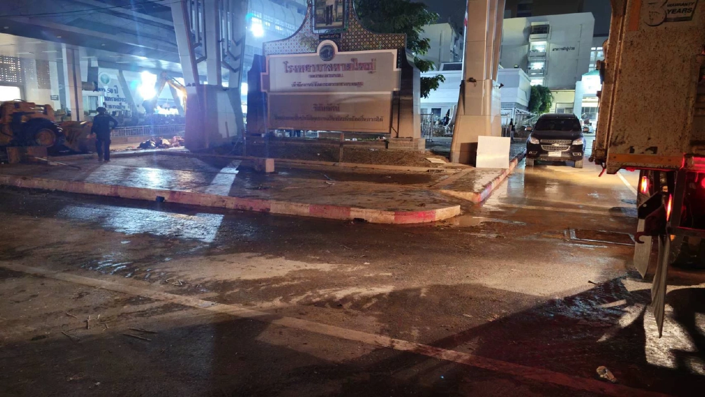 มทภ.4 ผนึกกำลัง ระดม จนท. 400 นาย เคลียร์ขยะ-พื้นที่ รพ.หาดใหญ่