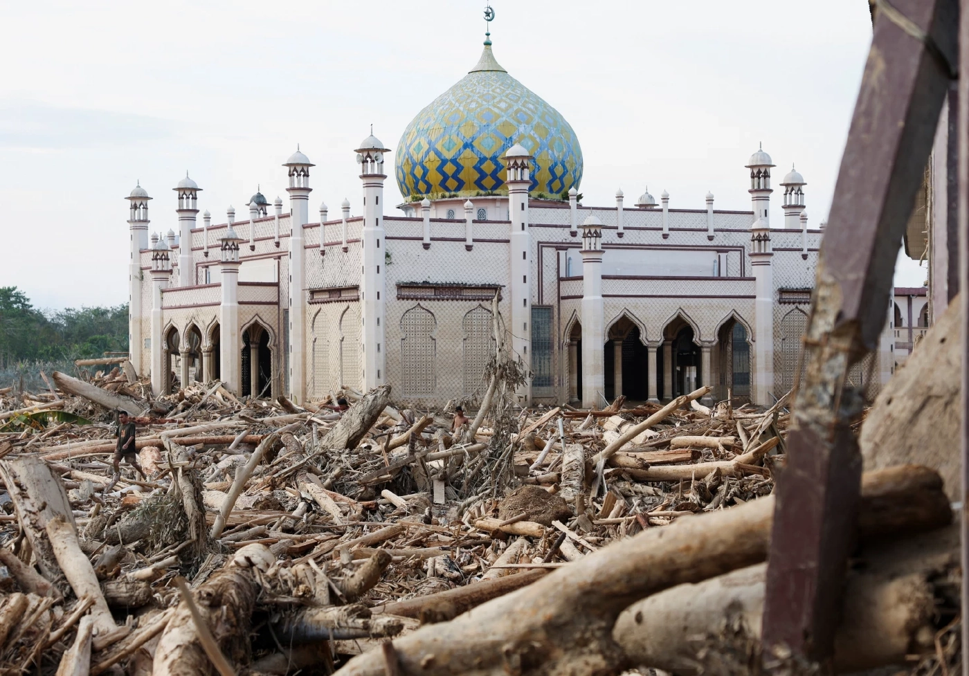 เหยื่อน้ำท่วมอินโดฯ ทะลุ 900 สูญหายอีกว่า 450 ผู้คนอดอยาก