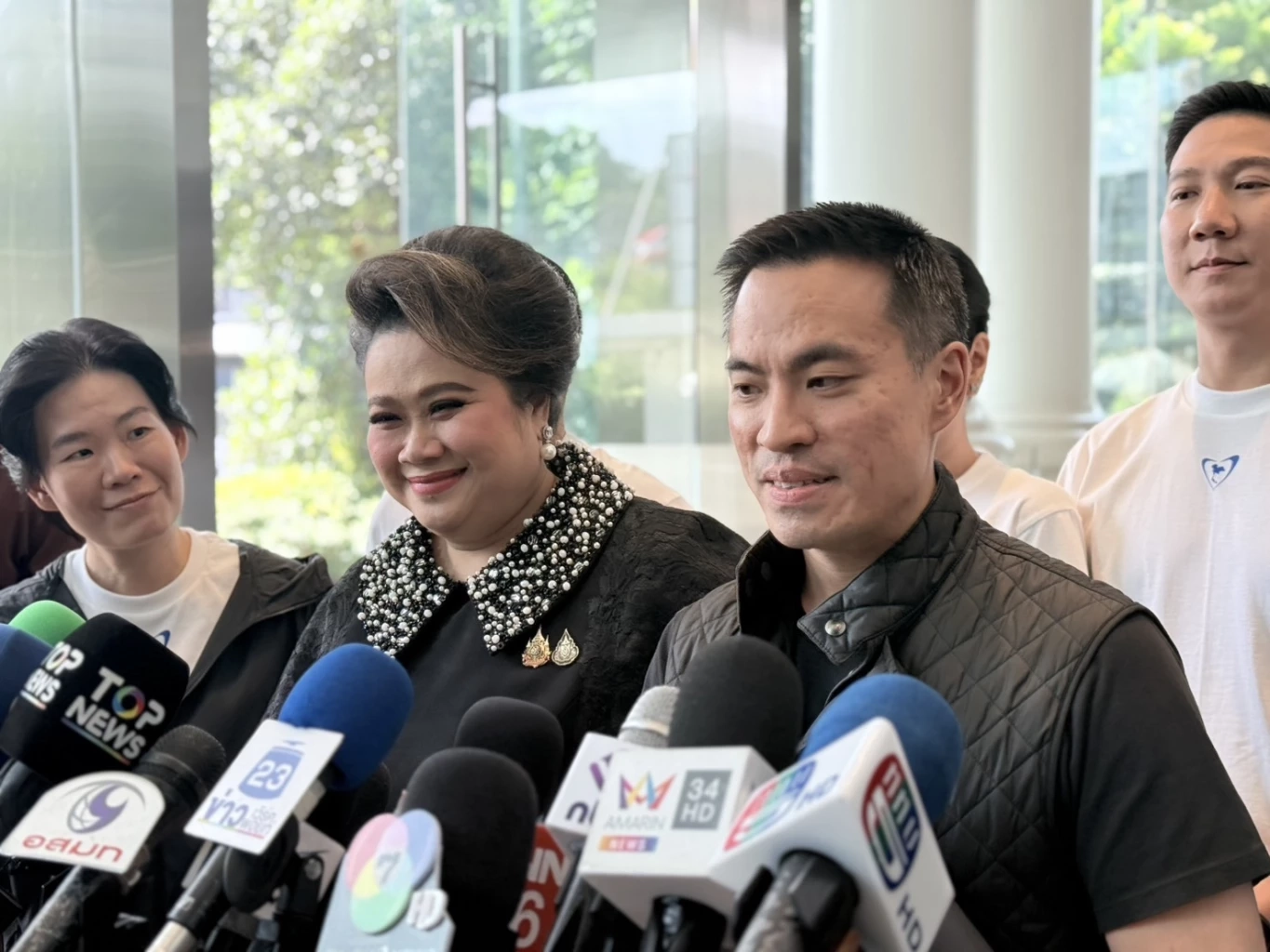 เอกนัฏ พร้อมพันธุ์(ขวา) ศุภมาส อิศรภักดี(ซ้าย)