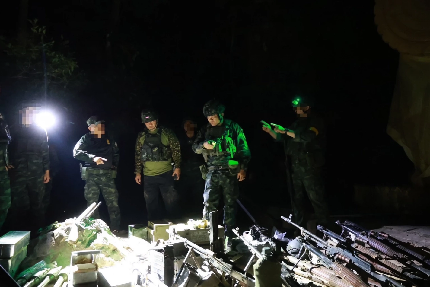 "แม่ทัพภาค 2" ขึ้น "เนิน 350-ปราสาทตาควาย" กลางดึก ดูอาวุธ "กัมพูชา" ที่ตรวจยึดได้