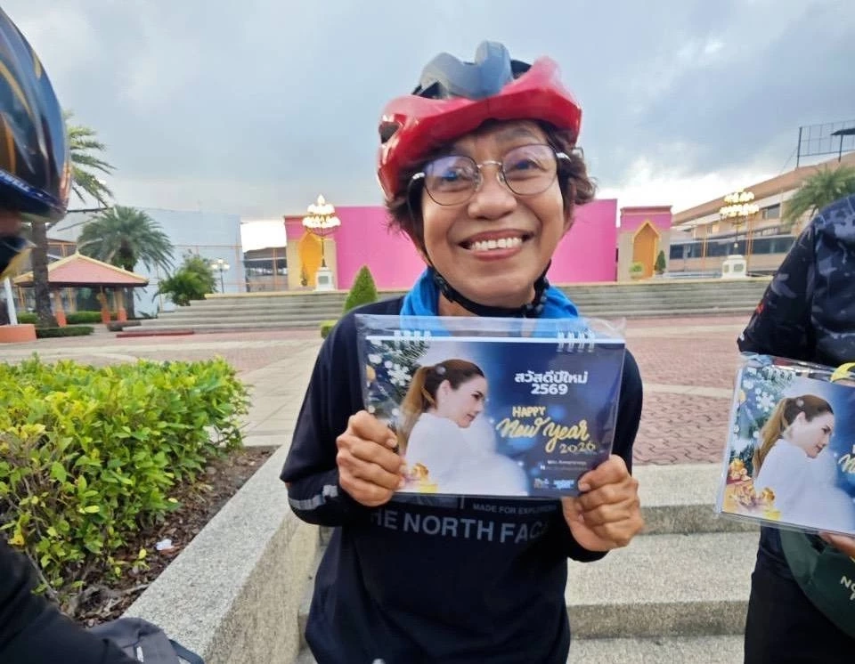 “เนชั่นทีวี” พร้อมผู้ประกาศสาว “นลิน” มอบปฏิทินให้ชาวบ้าน จชต.
