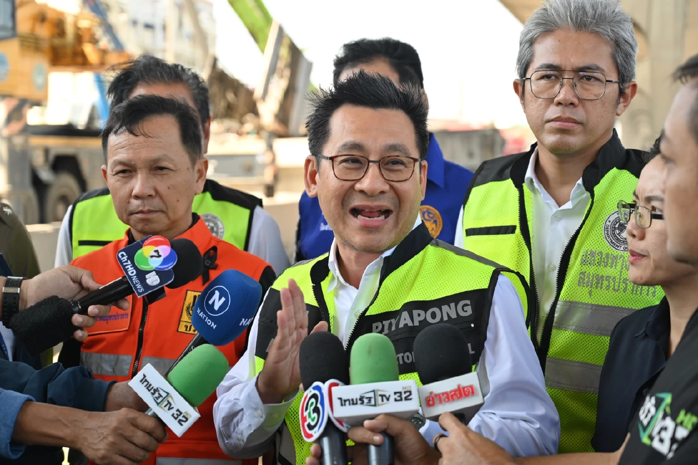 เร่งรื้อถอน - ย้ายคาน "สะพานลอยถล่ม" พร้อมตรวจสอบโครงสร้าง หลังรถบรรทุกชนสะพานจนหล่นทับ