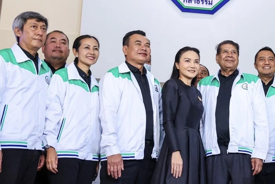 กลุ่มเพื่อนเฉลิมชัย ในสีเสื้อพรรคกล้าธรรม