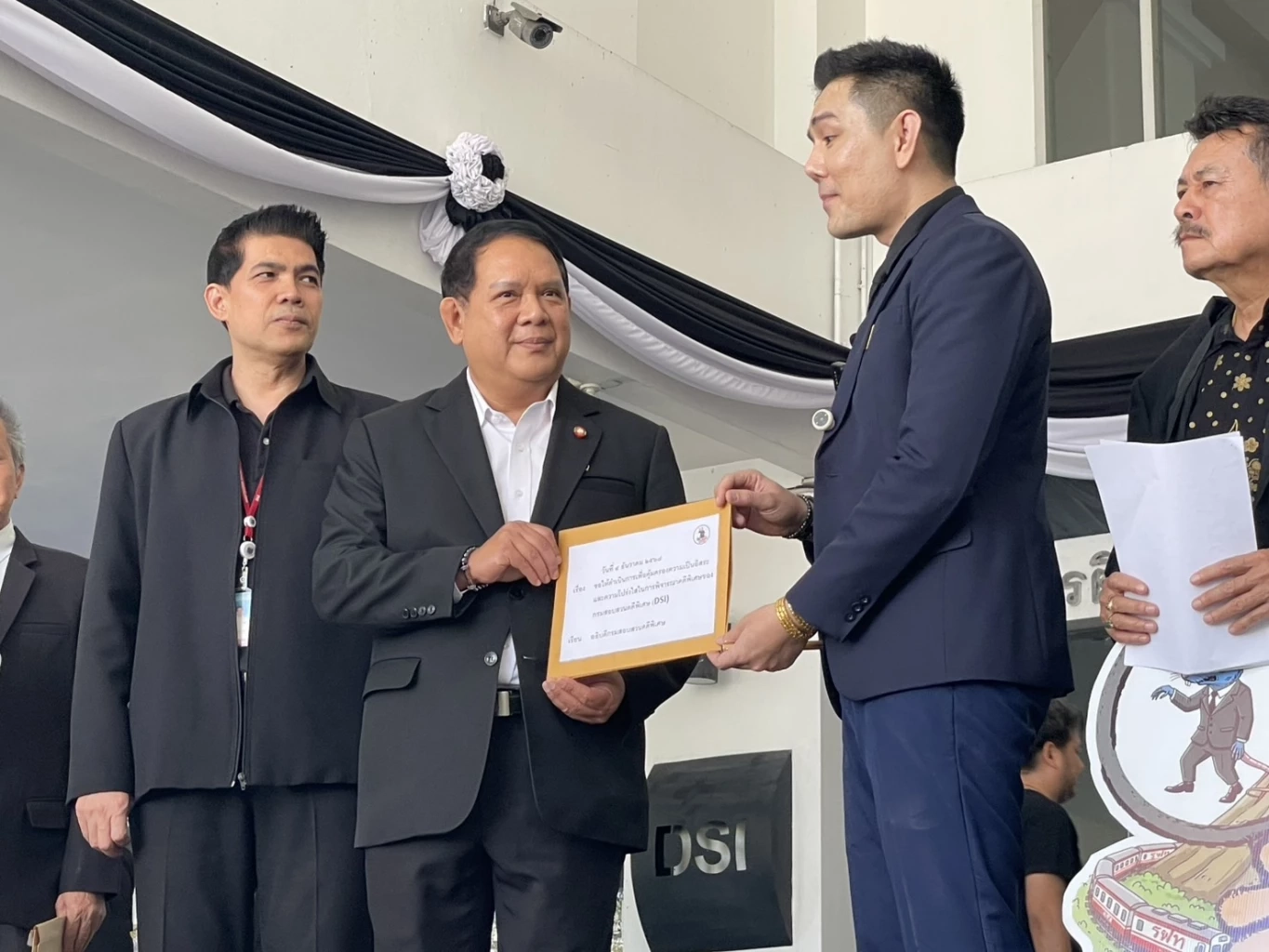 “ทนายอั๋น” ปูดมีความพยายามจ่อล้มคดีฮั้ว สว. ร้องดีเอสไอสกัด